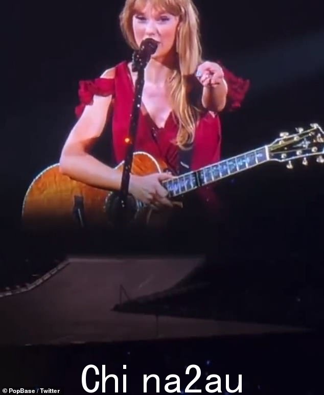 '针对你认为我在大约 1400 万年前写过一首歌曲的人':泰勒甚至似乎暗示这首歌实际上并不是关于她 45 岁的前任的人们普遍相信,正如她在十多年来第一次表演歌曲《Dear John》之前所说的那样