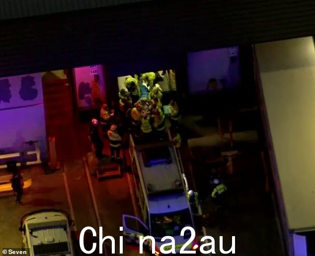 这三名男子年龄分别为20多岁和30多岁,被掉落的托盘击中并压在中间的地面上,头部受伤