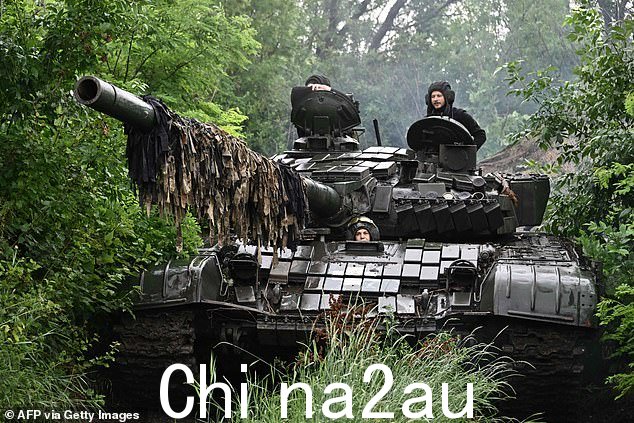 6 月 25 日,乌克兰军人在顿涅茨克地区的某个位置检查他们的 T-72 坦克