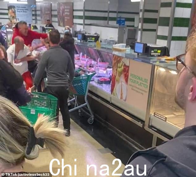 视频显示,在一家未指定的商店里,六名男子在熟食店的肉类区旁打斗,而数十名购物者在一旁观看