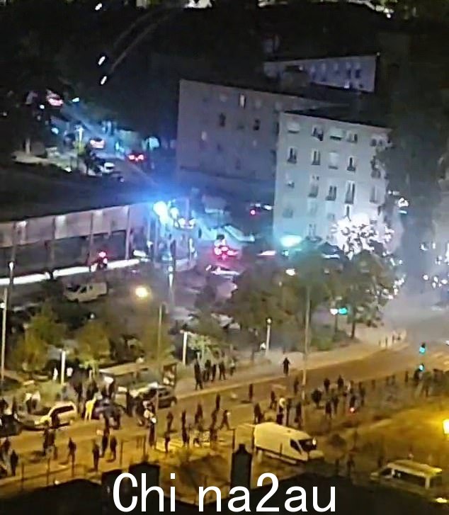 ¿有暴民纵火汽车并向警察发射烟花火箭,¿ 巴黎警方发言人称