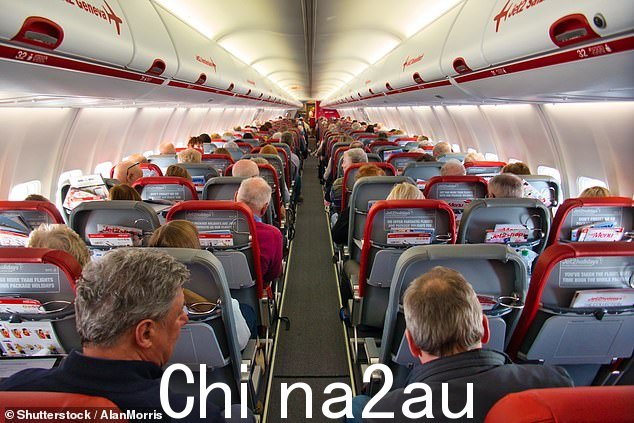 有些乘客似乎不了解或不关心公共交通工具上的旅行礼仪(飞机内的图片)