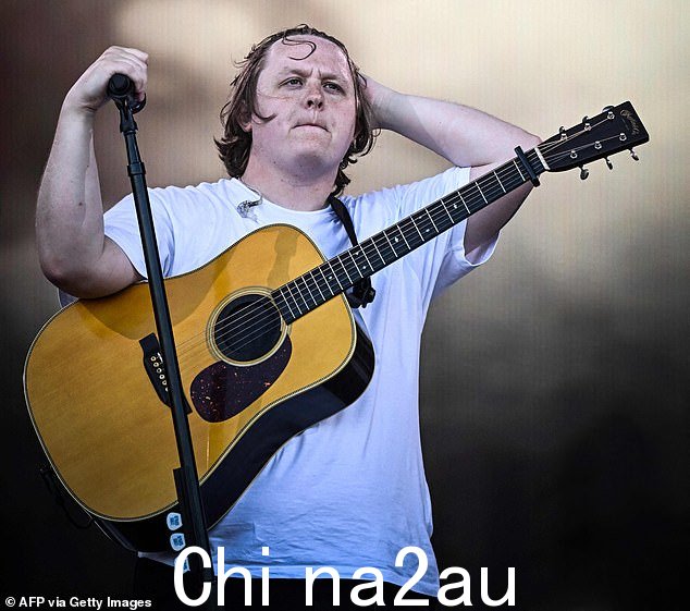 苏格兰歌手 Lewis Capaldi 在格拉斯顿伯里音乐节第四天在金字塔舞台上表演