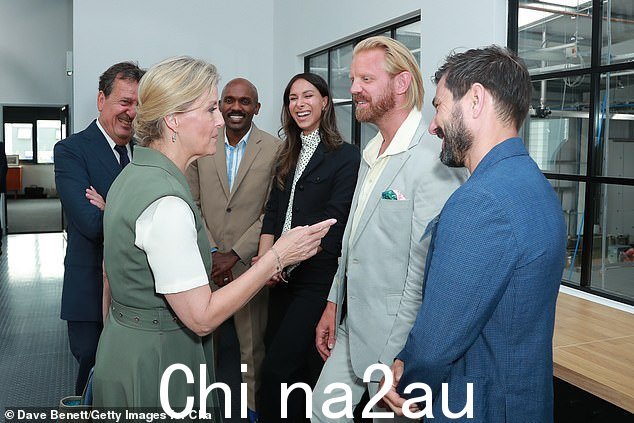 (从左到右)Simon Burstein、Sophie、Geoff K Cooper、Sagaboi 创意总监、Isabella Charlotta Poppius 和 Alistair Guy 出席新 Charfleet 图书装订厂的盛大开业