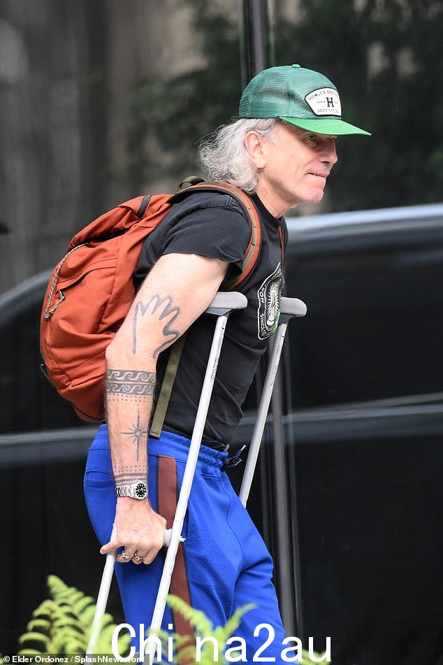 Tatt 就够了:他在休闲 T 恤上展示了他的许多手臂纹身,其中包括手印和美人鱼