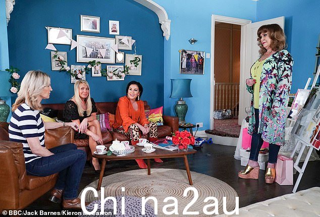 呃哦:Kat 和 Sharon 之间开始互相批评,直到一句完全不合常理的言论促使 Sharon 退出俱乐部并冲出去