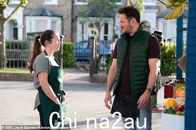 Livid:可疑的马丁通过弗雷迪挖掘有关西奥的信息。当莉莉无意中透露西奥为她买了运动鞋并质问史黛西时,他深感担忧,史黛西让他退后