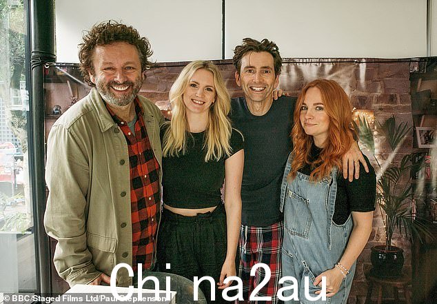 几天后,他又回到了 BBC 喜剧《Stated》,这部喜剧是由迈克尔·辛 (Michael Sheen) 在封锁期间的 Zoom 项目中诞生的。图为:安娜·伦德伯格 (Anna Lundberg) 和乔治亚·坦南特 (Georgia Tennant)