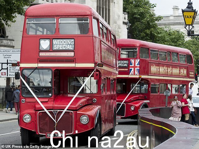 来宾乘坐 Routemaster 双层巴士往返于各个场馆之间,巴士上有一颗心,并标有“Wedding Special”字样标记目的地
