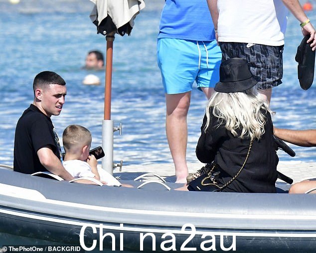 社交媒体明星! Phil Foden 的儿子 Ronnie 在社交媒体平台上的头两天就已经获得了超过 200 万 Instagram 粉丝