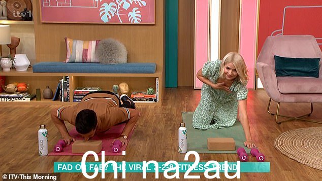 哦天哪!周三,霍莉·威洛比 (Holly Willoughby) 在参加《今晨》的健身节目时竭尽全力保护自己的谦虚