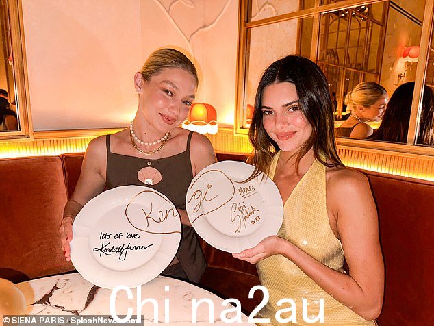 闺蜜:28 岁的 Pal Gigi Hadid 和 Kendall 最近在巴黎锡耶纳餐厅享用晚餐,他们举着签名盘子