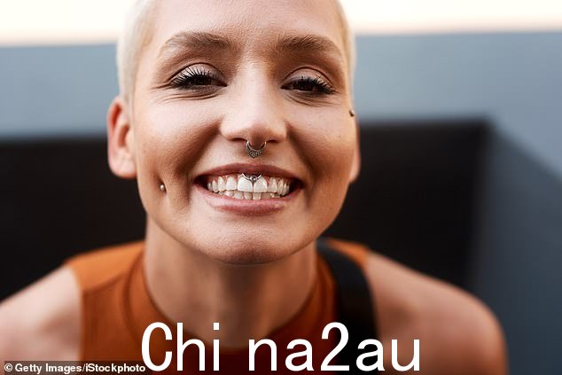 多人在 TikTok 上评论时提到,出于多种原因,酒窝穿孔可能很危险