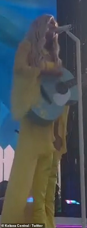 网上流传的视频显示,巴莱里尼在舞台上唱歌时突然被一个小物体碰到,促使她立即停止表演并远离麦克风