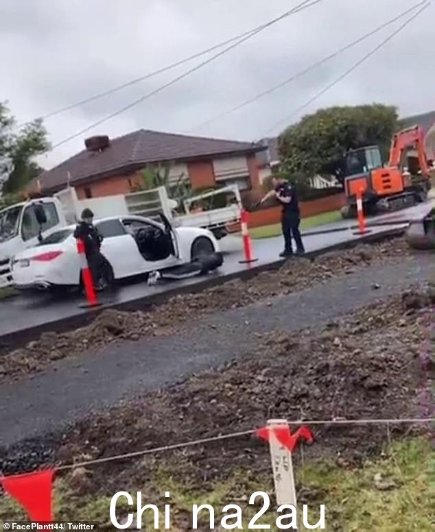 当这名男子下车时,尖叫的警官再次告诉他:“现在就到他妈的地上去。”然后可以听到警察在电话中说道。警方广播该男子已被拘留