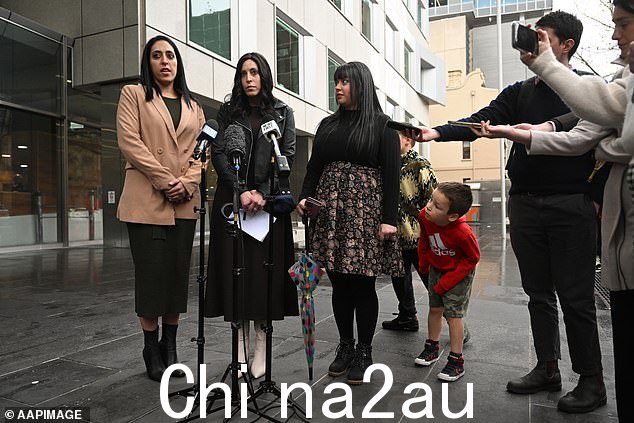Elly Sapper、Nicole Meyer 和 Dassi Erlich 姐妹在法庭上宣读了有关 Malka Leifer 的犯罪行为对她们造成的影响的声明。图为周三,Sapper 女士、Meyer 女士和 Erlich 女士在法庭外举行的新闻发布会上