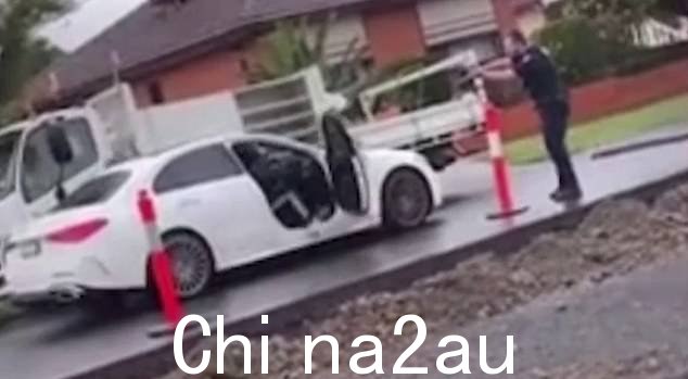 周三的镜头显示,这名警官在墨尔本东南部 Springvale 的一条郊区街道上走出一辆移动的白色车辆,他的武器牢牢地瞄准了车后 17 岁的女孩。 wheel