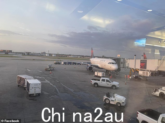 第二天早上达美航空的飞机仍停留在登机口,机场航班延误