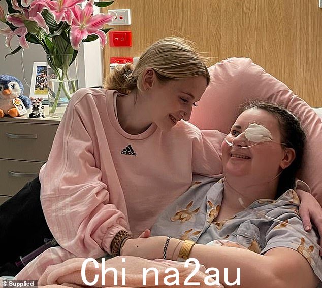 为 23 岁的 Lily Thai 举办了一场令人心碎的葬礼,她利用安乐死法结束了自己的生命(如图,右边是 Thai 女士和朋友 Annaliese Holland)