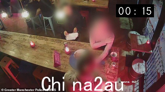 小偷现已入狱八个月,他偷偷地将手机藏在纸下,然后从桌子上拿走