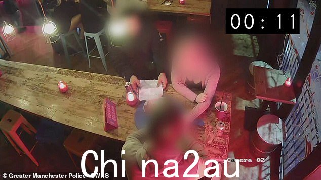 该男子与这对夫妇交谈以分散他们的注意力,并在受害者的手机上放了一张纸