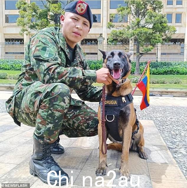 图为威尔逊的母亲德鲁吉亚 (Drugia),她与一名士兵一起参加向儿子致敬的仪式