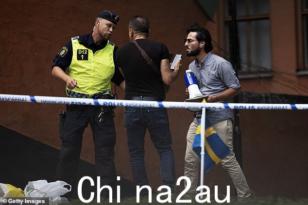 在上诉法院驳回了焚烧古兰经抗议的禁令后,警方根据言论自由保护向莫米卡(右)颁发了抗议许可证,但后来表示,该男子已被被控煽动反对种族或民族群体