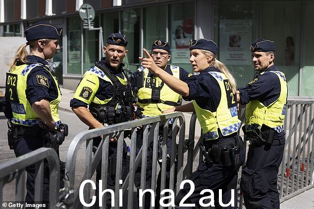 6 月 28 日斯德哥尔摩清真寺焚烧古兰经的抗议活动中的警察