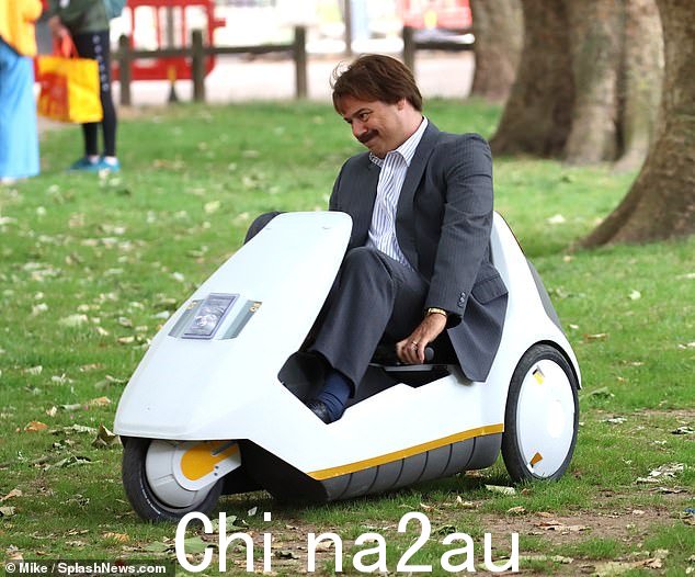刹车!这位明星在拍摄新剧的场景时在草地上急刹车,表情丰富