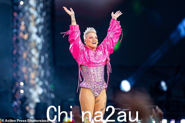 难以置信:周三,Pink 在柏林奥林匹克体育场举行的音乐会上,在动画合奏中展现了长腿,令人惊叹不已
