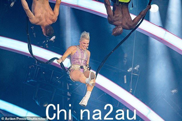 在可信:她穿着一双亮片 10 英寸厚底靴,凸显了她修长的双腿