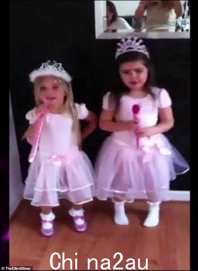累计 5500 万次浏览!:Rosie(左)与 Sophia Grace(右)在 2011 年 5 岁和 9 岁时翻唱了 Nicki Minaj 的 2010 年说唱歌曲《Super Bass》后,仍然与 Sophia Grace(右)保持着联系。病毒式 YouTube 视频
