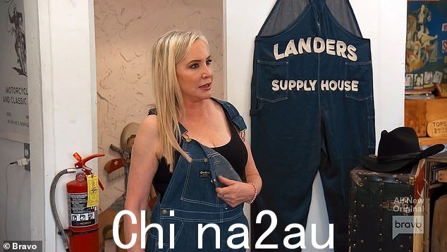 工装裤:Emily、Jennifer Pedranti 和 Shannon Beador 遇见了她,他们补充说,她在试穿工装裤时一直在寻找小伙子