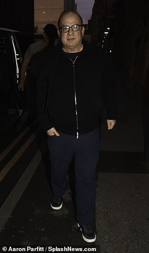 低调:Touker Suleyman 穿着蓝色长裤和纯黑色 T 恤,搭配拉链夹克