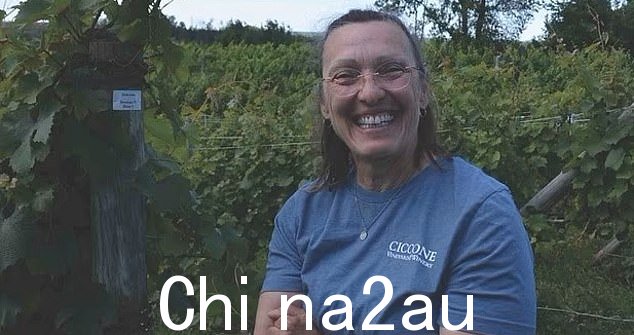 比她著名的姐姐小一岁,如果你在街上看到Paula,你很难想象这个看上去很普通的60多岁的人竟然与全球有隐约的联系。超级明星,别介意她最亲近的亲戚之一