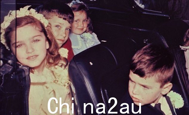 麦当娜在 1967 年参加她的第一次圣餐,她的兄弟姐妹马蒂、梅兰妮和克里斯托弗在前面