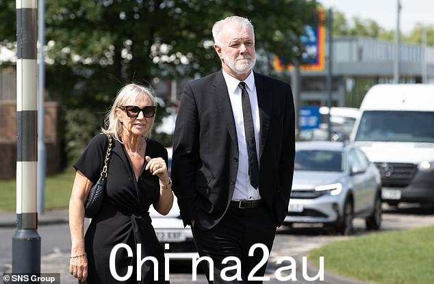 前曼联球星加里·帕利斯特(右)在周四仪式前抵达