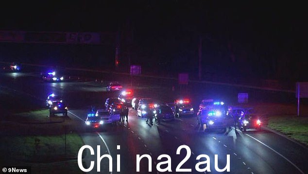 追逐来到了在 Kew 的东高速公路尽头，警方逮捕了奔驰车的七名乘客”/></p><p style=