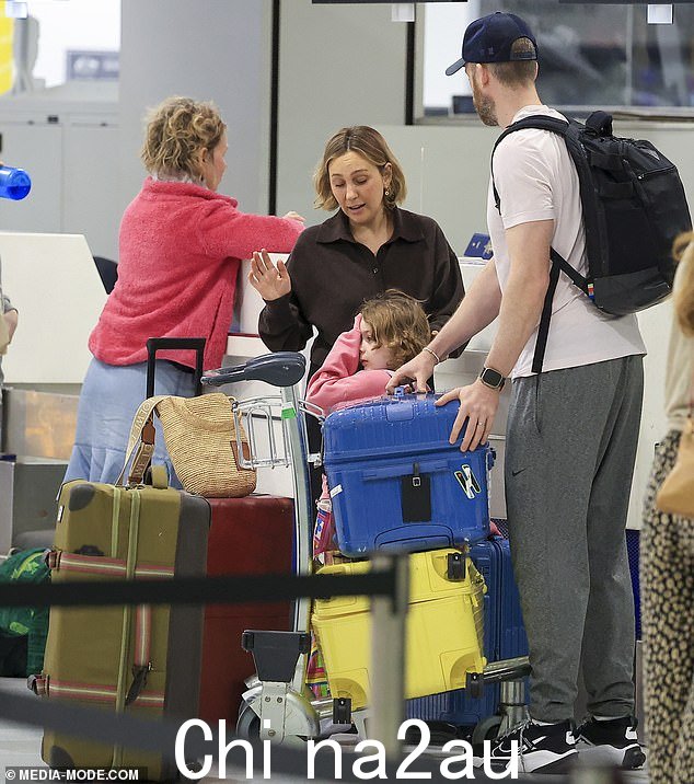 当一家四口到达阿联酋航空头等舱柜台时,佐伊试图组织所有人