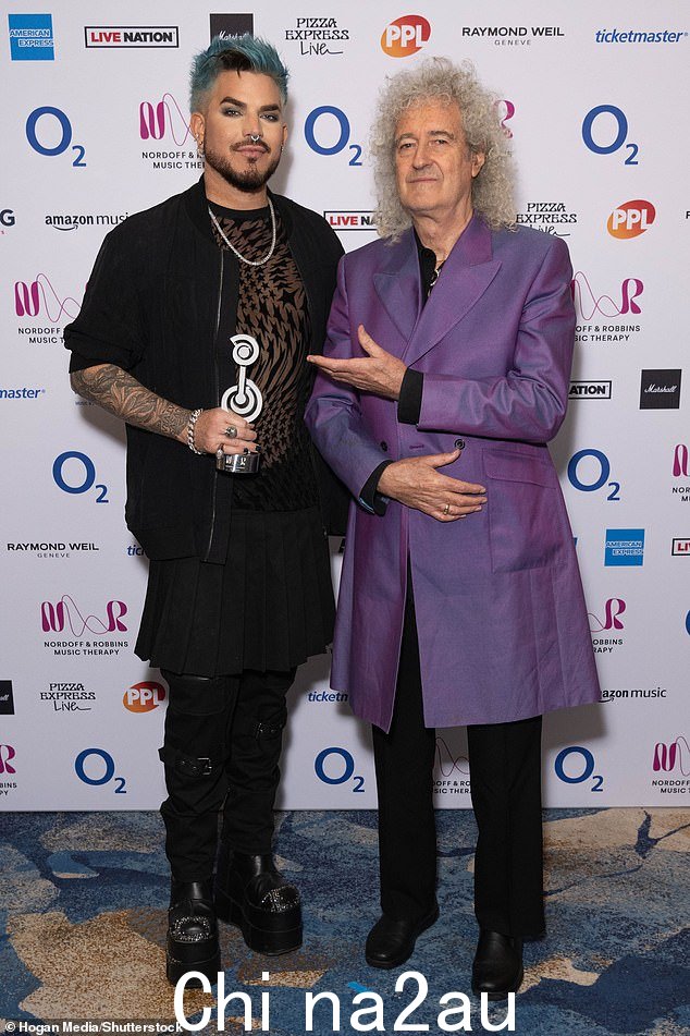 获奖者:Adam Lambert 荣获国际奖(与 Brian May 合影)
