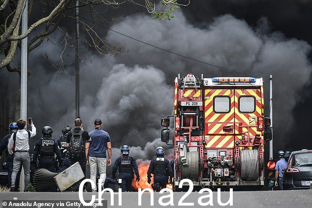 消防部门与警察联手阻止火势蔓延