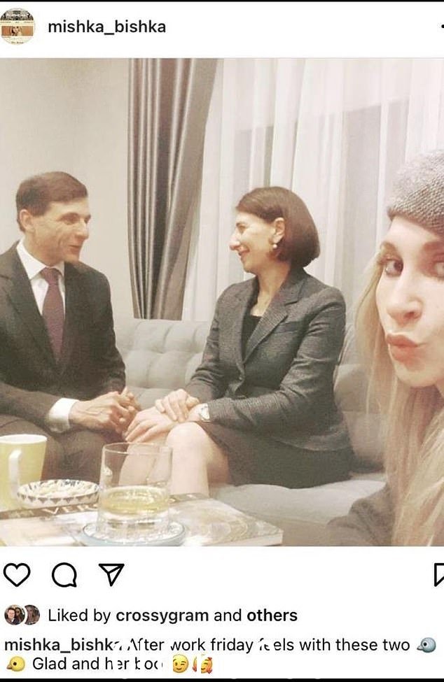 Berejkilian 女士的妹妹 Mary 在 Instagram 上透露了这段恋情(如图),并发布了一张令人惊讶的照片,照片中两人穿着正式工作服,僵硬地坐在沙发上,深情地看着对方的眼睛