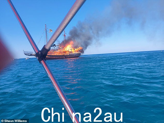 当乘客跳入海中时,火焰迅速撕裂了整艘船,从船尾到船头覆盖了整个船