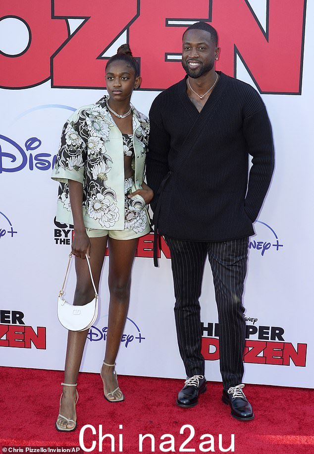 '我不得不去照镜子':NBA 偶像德怀恩·韦德 (Dwyane Wade) 回忆道,在看到女儿扎亚 (Zaya) 有多么害怕后,他不得不重新审视自己的“酷爸爸”身份是要向他出柜
