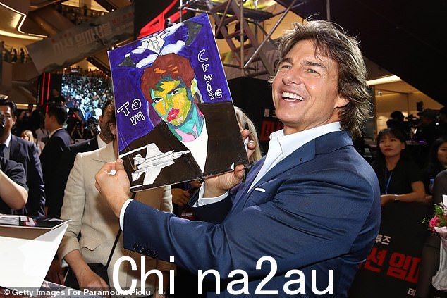有趣:汤姆花时间摆姿势拍照并签署纪念品,受到了一群崇拜他的粉丝的欢迎