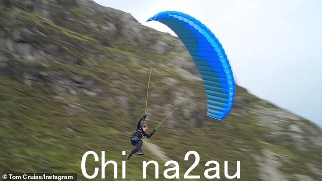 哇哦!在英国湖区,游轮沿着岩石地形高速飞行