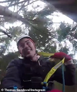 一起滑索!汤姆曾与他 38 岁的前同居伴侣一起度假的新西兰国家现在正值冬季(最高气温 56 华氏度,最低气温 41 华氏度) =