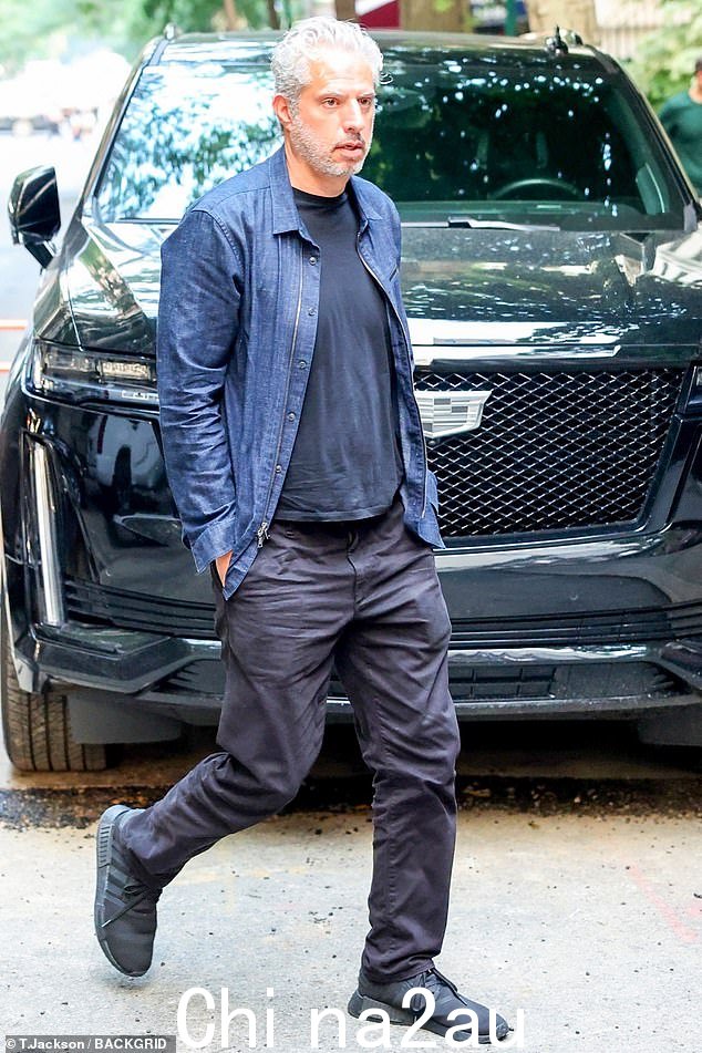 麦当娜的经纪人 Guy Oseary 被拍到前往 Cherish 歌手的纽约周四在纽约市的家