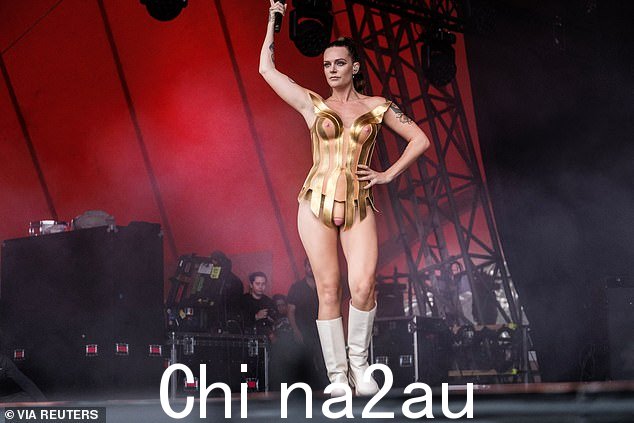 摇滚:她正在与乐团一起发表声明