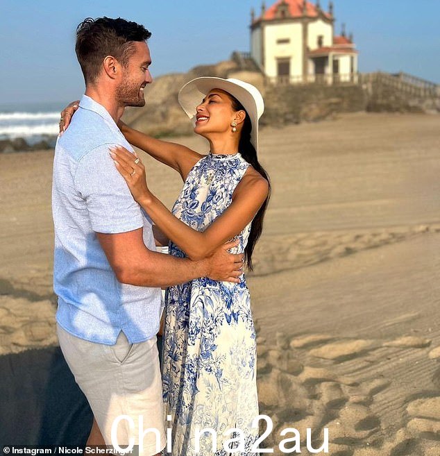 他们要结婚了!这位小野猫明星在 Instagram 上分享了这位橄榄球运动员在前往夏威夷家中求婚的那一刻的照片